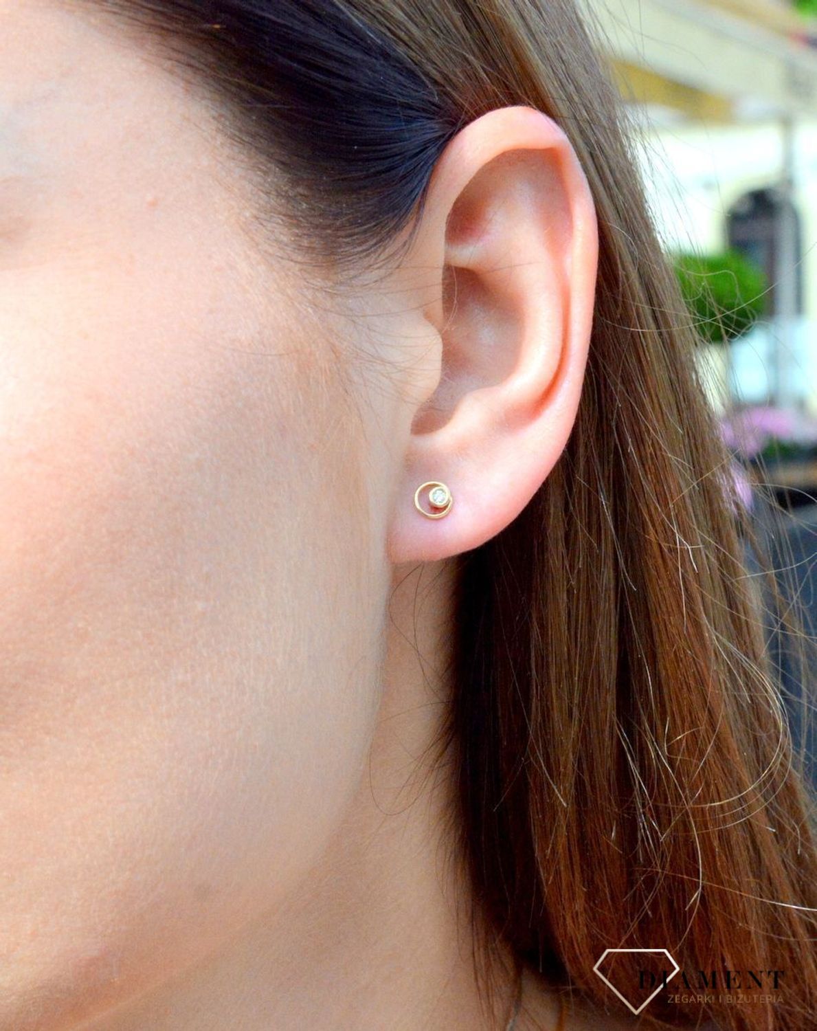 Złote kolczyki 333 kółko z cyrkonią KL 10864 333 Złote kolczyki kółka z cyrkonią z wygodnym zapięciem na sztyft. Zachwycająca lekkością oraz subtelnym wdziękiem, posiada uroczy akcent w postaci drobnych do.jpg